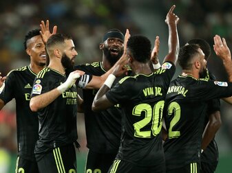 Karim Benzema (2.v.l.) von Real Madrid jubelt mit seinen Teamkollegen über sein Tor zum 0:2. Karim Benzema (2.v.l.) von Real Madrid jubelt mit seinen Teamkollegen über sein Tor zum 0:2.