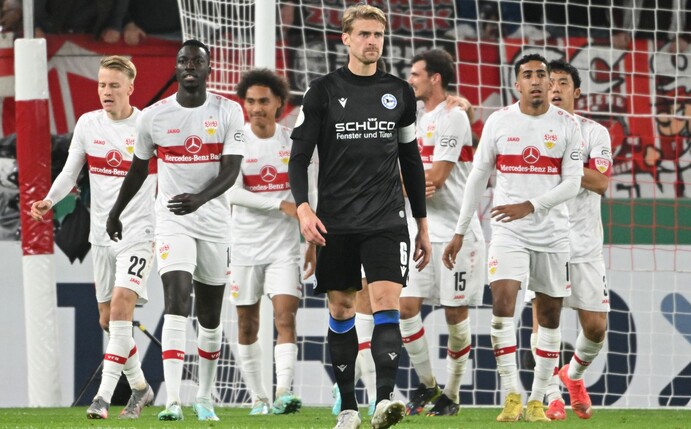 Bielefelds Oliver Hüsing (M) reagiert nach dem Tor zum 5:0.