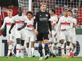 Bielefelds Oliver Hüsing (M) reagiert nach dem Tor zum 5:0. Bielefelds Oliver Hüsing (M) reagiert nach dem Tor zum 5:0.