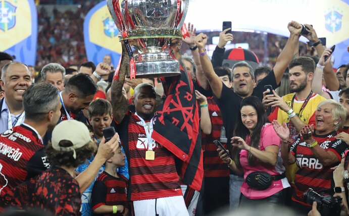 Die Flamengo-Spieler feiern im Maracanã-Stadion den Pokalsieg.