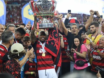 Die Flamengo-Spieler feiern im Maracanã-Stadion den Pokalsieg. Die Flamengo-Spieler feiern im Maracanã-Stadion den Pokalsieg.