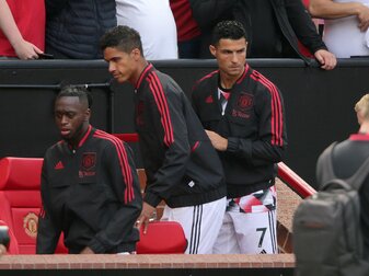 Cristiano Ronaldo (r) musste sich bei Manchester United erneut mit der Reservistenrolle zufrieden geben. Cristiano Ronaldo (r) musste sich bei Manchester United erneut mit der Reservistenrolle zufrieden geben.