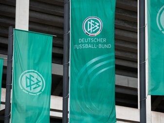Fahnen mit dem Logo des Deutschen Fussball-Bund (DFB) wehen vor einem Stadion. Fahnen mit dem Logo des Deutschen Fussball-Bund (DFB) wehen vor einem Stadion.