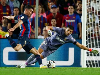 Barcelonas Robert Lewandowski (l) trifft gegen Villarreal-Torhüter Geronimo Rulli zum 1:0. Barcelonas Robert Lewandowski (l) trifft gegen Villarreal-Torhüter Geronimo Rulli zum 1:0.