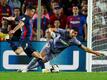 Barcelonas Robert Lewandowski (l) trifft gegen Villarreal-Torhüter Geronimo Rulli zum 1:0.