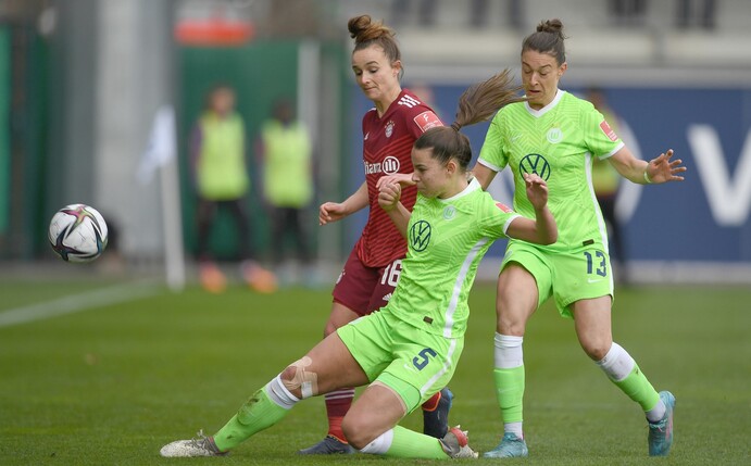In der Bundesliga steht das Spitzenspiel zwischen dem VfL Wolfsburg und dem FC Bayern München an.