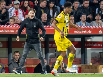 Dortmunds Trainer Edin Terzic feuert seine Spieler an. Dortmunds Trainer Edin Terzic feuert seine Spieler an.