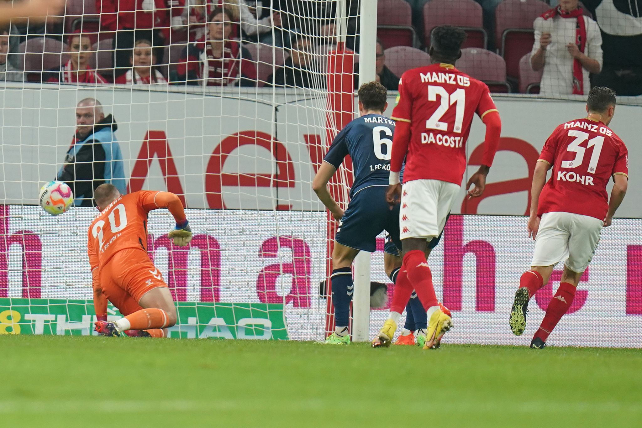 Dominik Kohr (r) sorgte beim Mainzer Sieg gegen Köln für die Vorentscheidung.