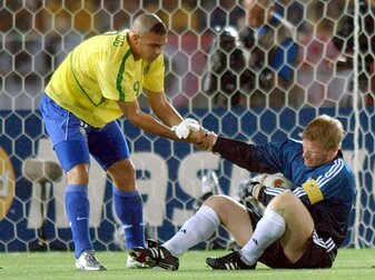 Der brasilianische Stürmer Ronaldo hilft im WM-Finale 2002 dem DFB-Torhüter Oliver Kahn auf die Beine. Der brasilianische Stürmer Ronaldo hilft im WM-Finale 2002 dem DFB-Torhüter Oliver Kahn auf die Beine.