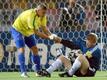 Der brasilianische Stürmer Ronaldo hilft im WM-Finale 2002 dem DFB-Torhüter Oliver Kahn auf die Beine.