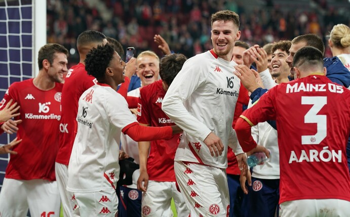 Mainzer Spieler jubeln nach dem 5:0-Sieg.