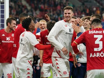 Mainzer Spieler jubeln nach dem 5:0-Sieg. Mainzer Spieler jubeln nach dem 5:0-Sieg.