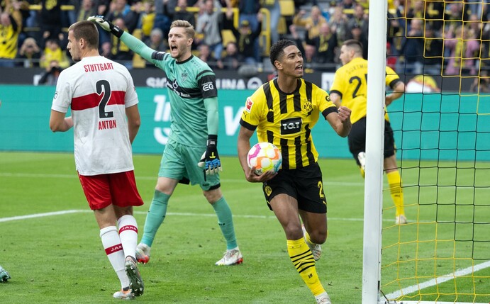 Jude Bellingham (2.v.r.) sorgte beim Dortmunder Sieg gegen Stuttgart für zwei Tore.