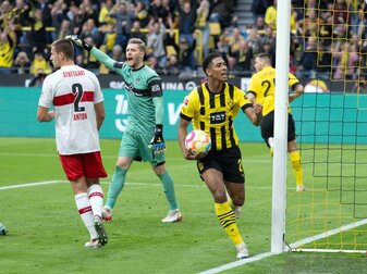 Jude Bellingham (2.v.r.) sorgte beim Dortmunder Sieg gegen Stuttgart für zwei Tore. Jude Bellingham (2.v.r.) sorgte beim Dortmunder Sieg gegen Stuttgart für zwei Tore.