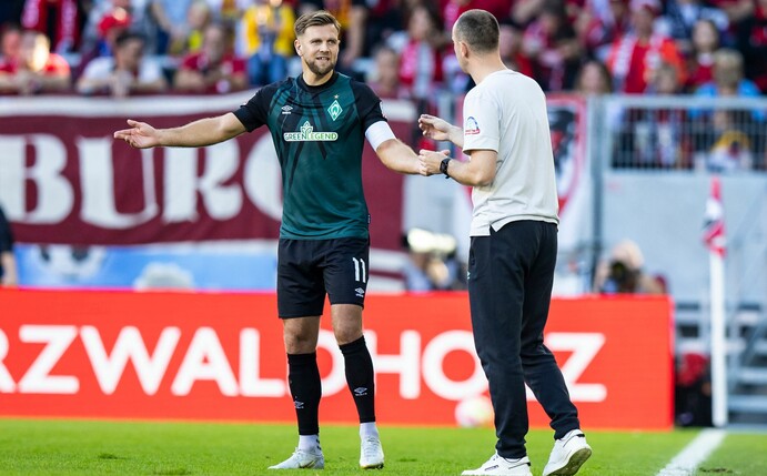Hält sich in Sachen WM bedeckt: Werder-Torjäger Niclas Füllkrug (l).