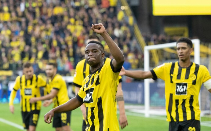 Treffsichere BVB-Youngster Youssoufa Moukoko (vorne) und Jude Bellingham (r).