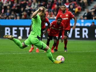 Maximilian Arnolds verwandelter Elfmeter zum 2:1 reichte Wolfsburg nicht zum Sieg in Leverkusen. Maximilian Arnolds verwandelter Elfmeter zum 2:1 reichte Wolfsburg nicht zum Sieg in Leverkusen.