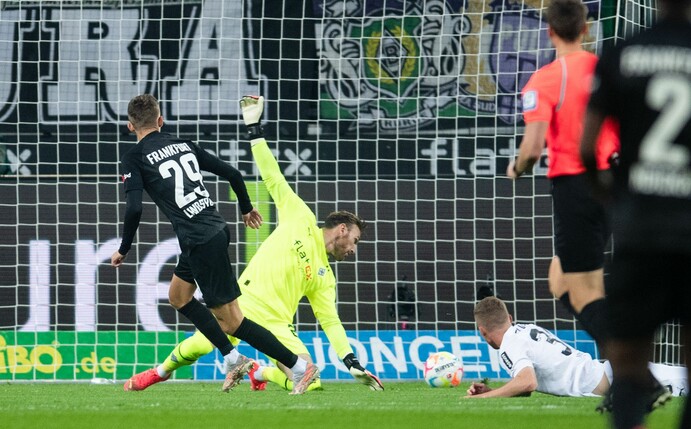 Jesper Lindström (l) zeigte sich beim Frankfurter Sieg gegen Gladbach treffsicher.