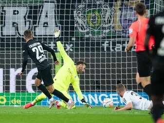 Jesper Lindström (l) zeigte sich beim Frankfurter Sieg gegen Gladbach treffsicher. Jesper Lindström (l) zeigte sich beim Frankfurter Sieg gegen Gladbach treffsicher.