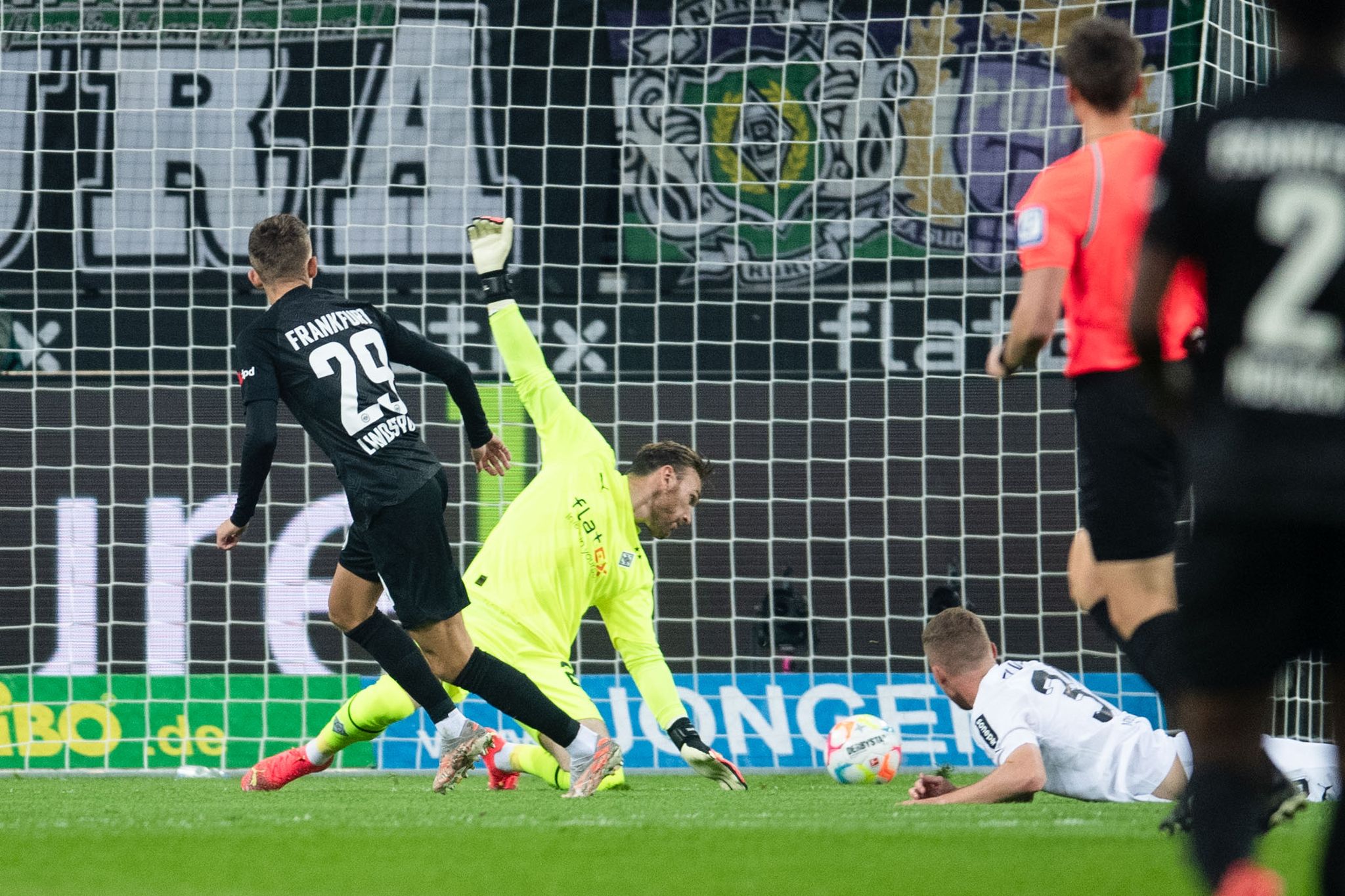 Jesper Lindström (l) zeigte sich beim Frankfurter Sieg gegen Gladbach treffsicher.