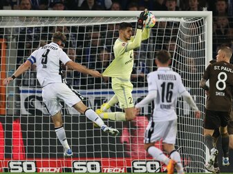 Fabian Klos (l) setzte sich mit Bielefeld gegen Torwart Nikola Vasilj (2.v.l) und den FC St. Pauli durch. Fabian Klos (l) setzte sich mit Bielefeld gegen Torwart Nikola Vasilj (2.v.l) und den FC St. Pauli durch.