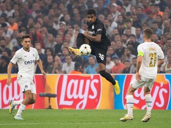 Frankfurts Ansgar Knauff (M) spielt einen Ball an Marseilles Valentin Rongier (r) vorbei. Frankfurts Ansgar Knauff (M) spielt einen Ball an Marseilles Valentin Rongier (r) vorbei.