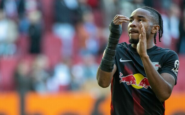 Leipzigs Christopher Nkunku applaudiert.