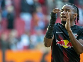 Leipzigs Christopher Nkunku applaudiert. Leipzigs Christopher Nkunku applaudiert.