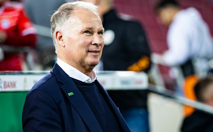 Stefan Reuter steht vor dem Spiel im Stadion.
