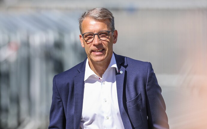 Peter Knäbel kündigt Winter-Transfers beim FC Schalke 04.