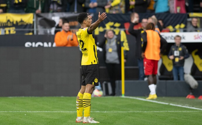 Jude Bellingham lässt sich von den BVB-Fans feiern.