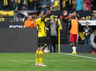 Jude Bellingham lässt sich von den BVB-Fans feiern. Jude Bellingham lässt sich von den BVB-Fans feiern.