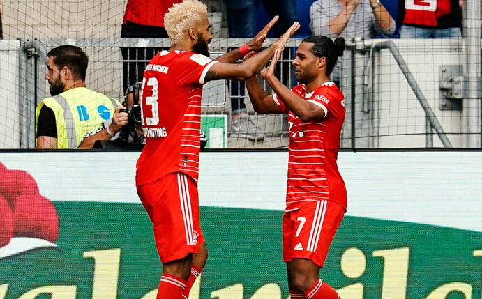 Die Bayern-Spieler Eric Maxim Choupo-Moting (l) und Serge Gnabry feiern den Sieg gegen Hoffenheim.