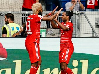 Die Bayern-Spieler Eric Maxim Choupo-Moting (l) und Serge Gnabry feiern den Sieg gegen Hoffenheim. Die Bayern-Spieler Eric Maxim Choupo-Moting (l) und Serge Gnabry feiern den Sieg gegen Hoffenheim.