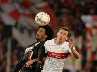 Die beiden abstiegsbedrohten VfB Stuttgart und FC Augsburg treffen am 30. Spieltag aufeinander. Foto: Marijan Murat Die beiden abstiegsbedrohten VfB Stuttgart und FC Augsburg treffen am 30. Spieltag aufeinander. Foto: Marijan Murat