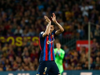 Robert Lewandowski vom FC Barcelona applaudiert den Fans bei seiner Auswechslung. Robert Lewandowski vom FC Barcelona applaudiert den Fans bei seiner Auswechslung.