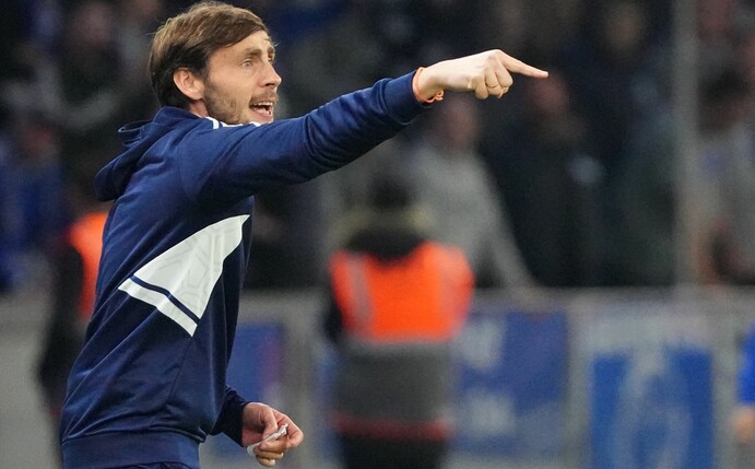 Schalkes Interims-Trainer Matthias Kreutzer gestikuliert an der Seitenlinie.