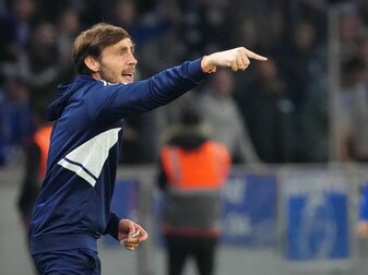 Schalkes Interims-Trainer Matthias Kreutzer gestikuliert an der Seitenlinie. Schalkes Interims-Trainer Matthias Kreutzer gestikuliert an der Seitenlinie.