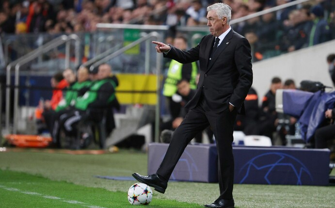 Real Madrids Trainer Carlo Ancelotti steht in der Couching Zone am Spielfeldrand.