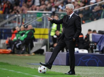 Real Madrids Trainer Carlo Ancelotti steht in der Couching Zone am Spielfeldrand. Real Madrids Trainer Carlo Ancelotti steht in der Couching Zone am Spielfeldrand.