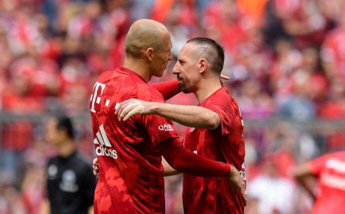 Der Niederländer Arjen Robben (l) und der Franzose Franck Ribery spielten jahrelang gemeinsam für den FC Bayern München.