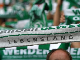 Werder Fans halten ihre Schals hoch. Werder Fans halten ihre Schals hoch.