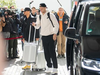Leroy Sané (l) und Manuel Neuer kommen vor dem Hotel der Nationalmannschaft an. Leroy Sané (l) und Manuel Neuer kommen vor dem Hotel der Nationalmannschaft an.