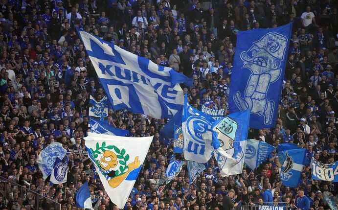 Schalke-Fans unterstützen ihre Mannschaft beim Auswärtsspiel im Berliner Olympiastadion.