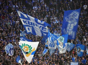 Schalke-Fans unterstützen ihre Mannschaft beim Auswärtsspiel im Berliner Olympiastadion. Schalke-Fans unterstützen ihre Mannschaft beim Auswärtsspiel im Berliner Olympiastadion.