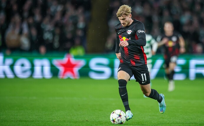Leipzigs Timo Werner führt den Ball im Tempodribbling eng am Fuß.