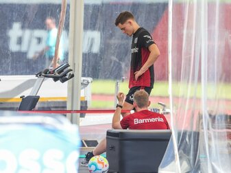 Jungstar Florian Wirtz ist bei Bayer Leverkusen wieder ins Mannschaftstraining gestartet und kann sich deshalb noch etwas Hoffnung auf die WM in Katar machen. Jungstar Florian Wirtz ist bei Bayer Leverkusen wieder ins Mannschaftstraining gestartet und kann sich deshalb noch etwas Hoffnung auf die WM in Katar machen.
