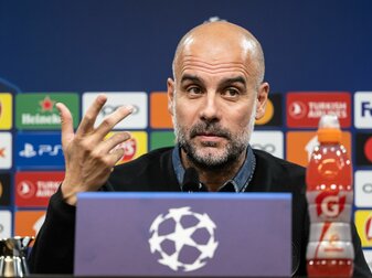 Manchesters Trainer Josep „Pep“ Guardiola spricht bei der Pressekonferenz vor dem Spiel gegen Dortmund.