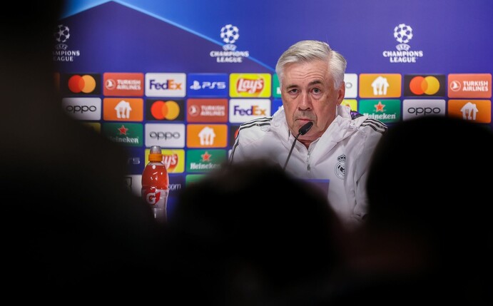 Reals Trainer Carlo Ancelotti sitzt in der Pressekonferenz in der Red Bull Arena.