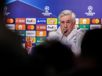 Reals Trainer Carlo Ancelotti sitzt in der Pressekonferenz in der Red Bull Arena. Reals Trainer Carlo Ancelotti sitzt in der Pressekonferenz in der Red Bull Arena.